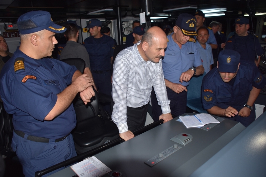 Bakan Soylu, TCS Dost Gemisiyle gece seyrine çıktı