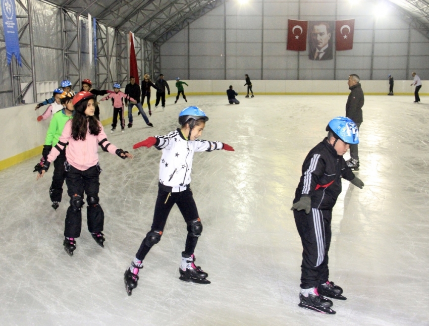 Hakkarili ilk kez buz pateni pistiyle tanıştı