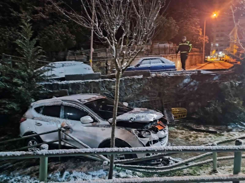 Korku dolu anlar kamerada: Otomobil çocuk parkına uçtu