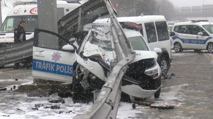 Polis araçları kaza yaptı