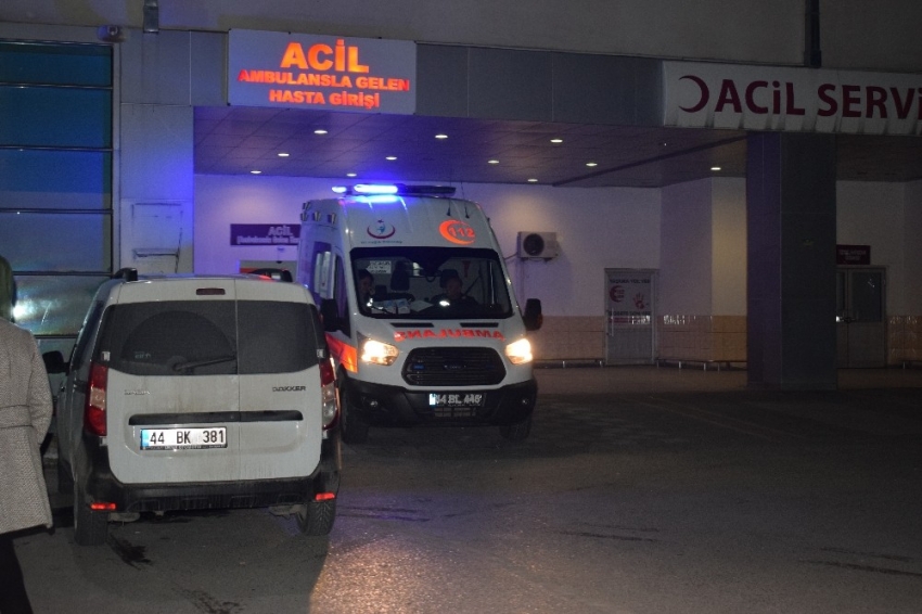 Malatya’da bıçaklı kavga: 1’i ağır 2 yaralı