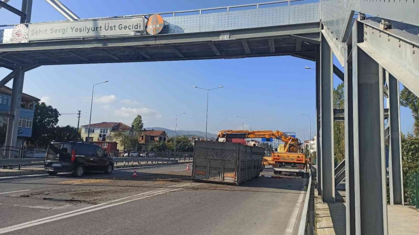 Tırın damperi üst geçide takıldı