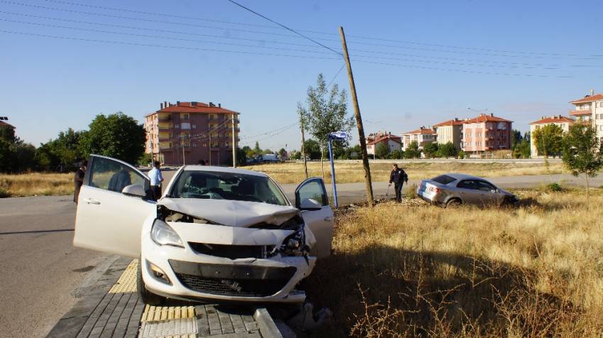 Ankara’da 2 otomobil çarpıştı: 3 yaralı