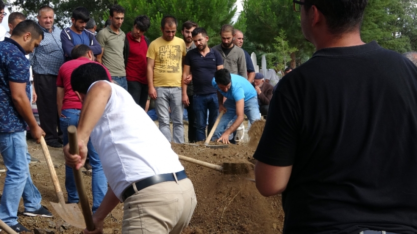 Acının böylesi ! Aynı gün ailesini toprağa verdi