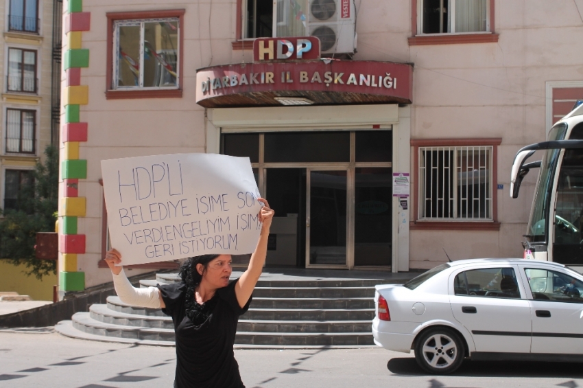 İşten çıkarılan engelli kadın, HDP önünde eylem yaptı