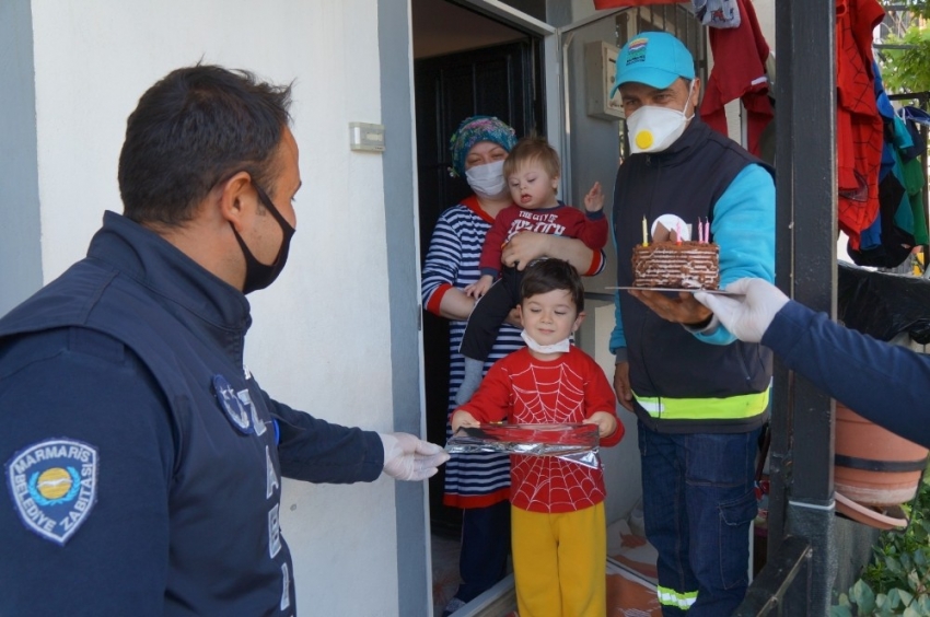 Zabıtadan küçük çocuğa doğum günü sürprizi