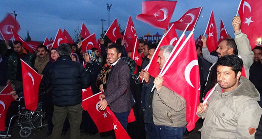 Sınırın sıfır noktasında Mehmetçiğe Türk bayraklı destek