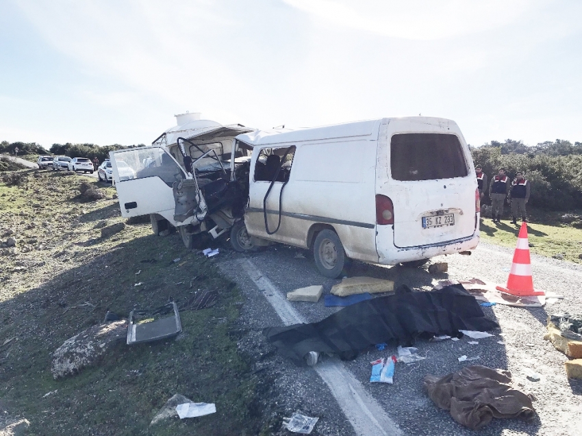 Minibüsle kamyonet çarpıştı: 1 ölü, 9 yaralı