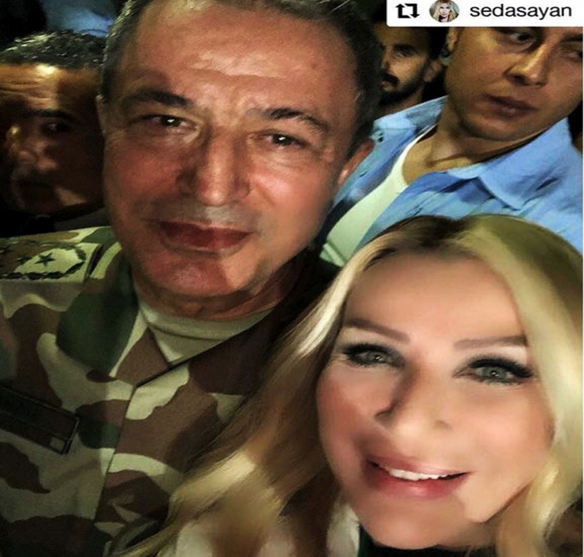 Seda Sayan’dan Genelkurmay Başkanı Akar’la sefie