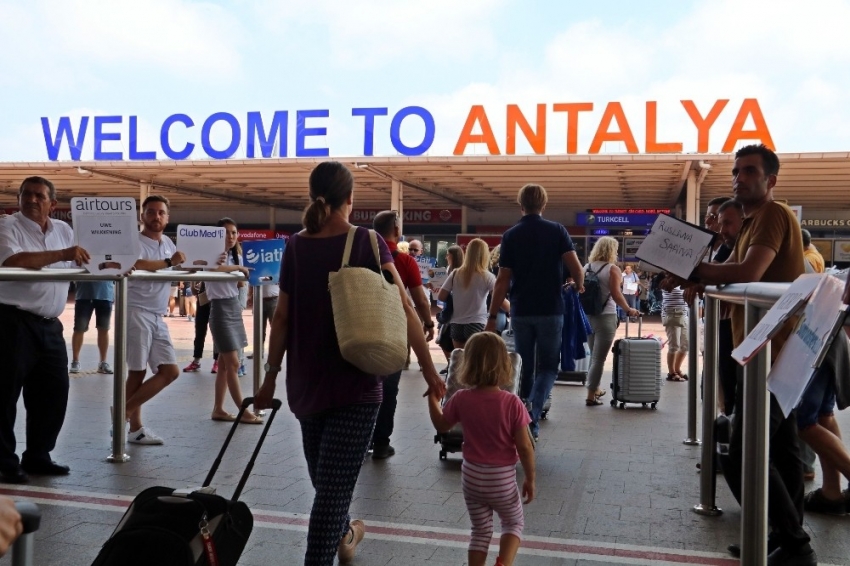 Antalya’ya dün, 18 ülkeden 108 uçakla 45 bin 502 turist geldi