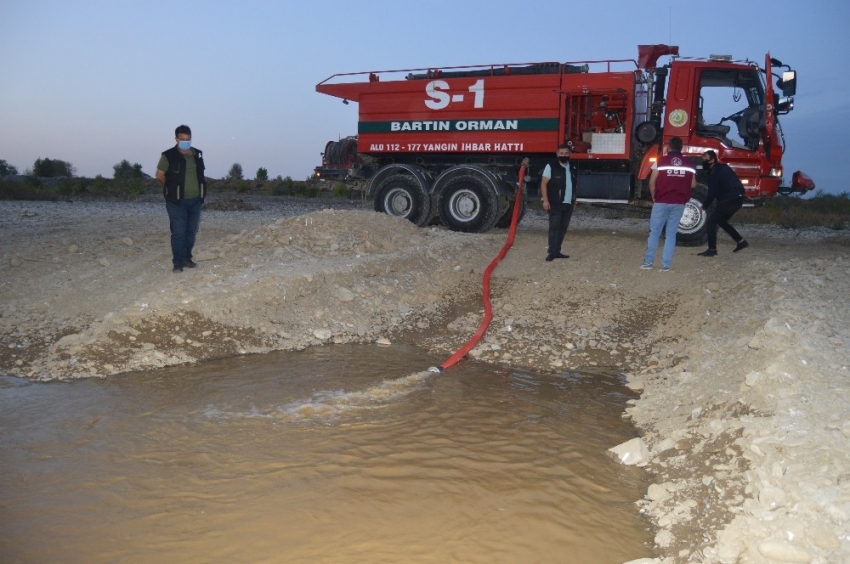 Ekipler kuruyan ırmaktaki balıklar için seferber oldu