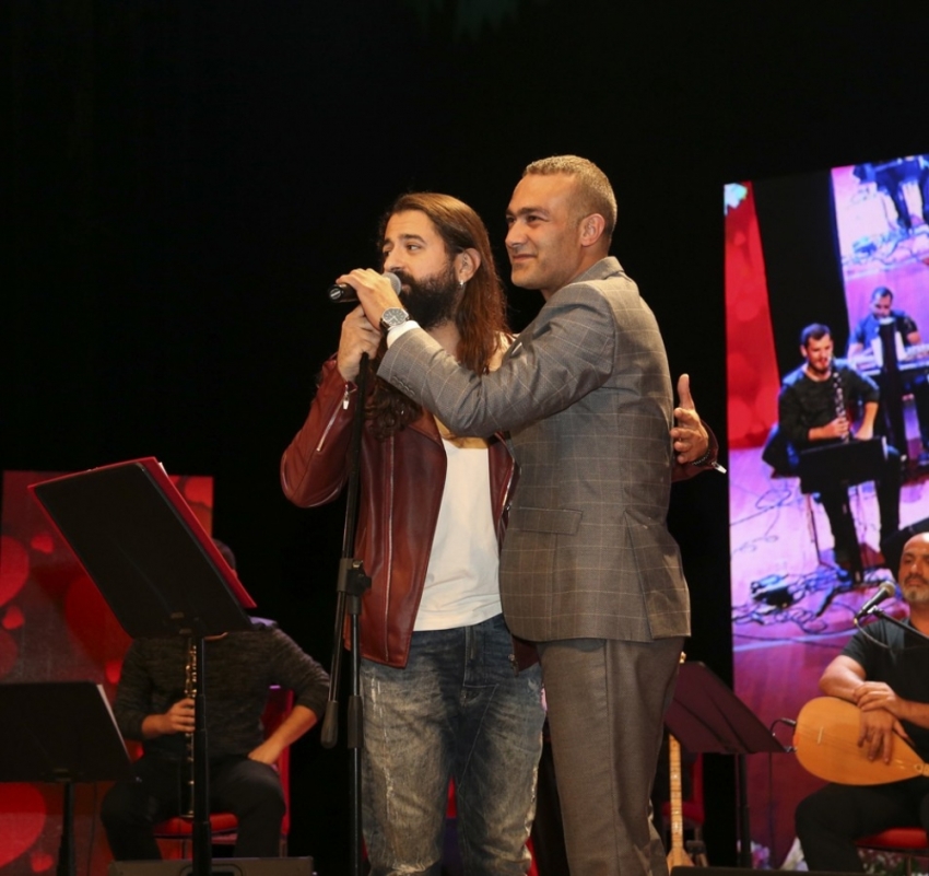 Mümin Sarıkaya ve Koray Avcı’dan düet