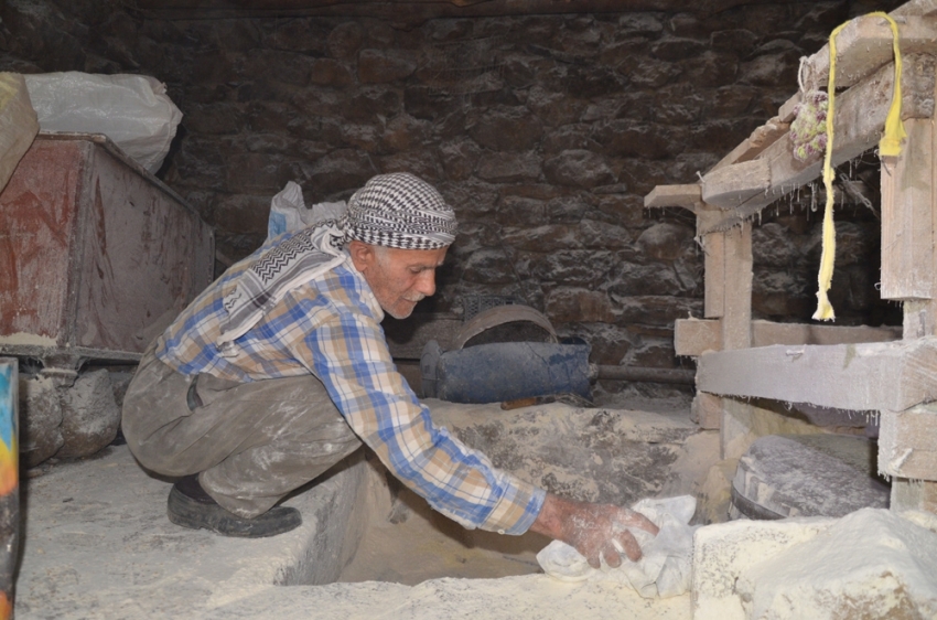 Harabe değirmende 40 yıldır tahıl öğüterek geçimini sağlıyor