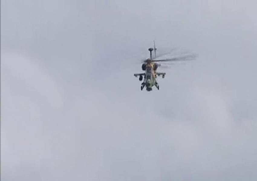 ATAK helikopterlerinden harmandalı şovu