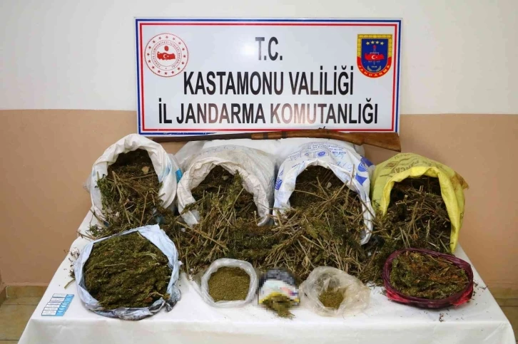 28 kilo esrarı çuvallarda evinde saklayan bir kişi gözaltına alındı
