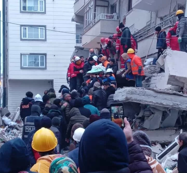 28 saat sonra sağ salim çıkarıldı, bekleyenlere umut oldu
