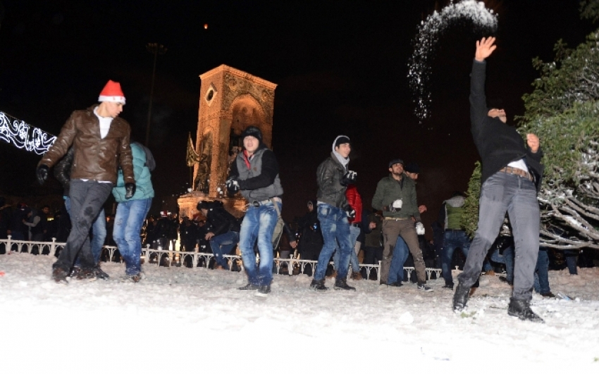 Taksim yeni yıla kar toplarıyla girdi