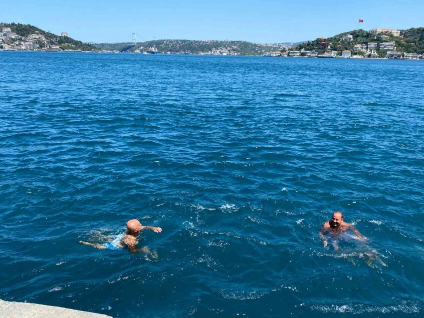 Sıcak havanın tadını sahile akın eden vatandaşlar çıkardı