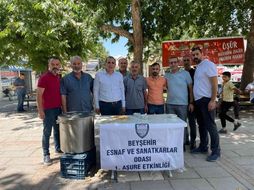 Ağızlar aşureyle tatlandı