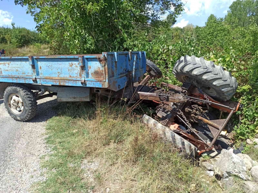 Devrilen traktörün altında kalan sürücü hayatını kaybetti