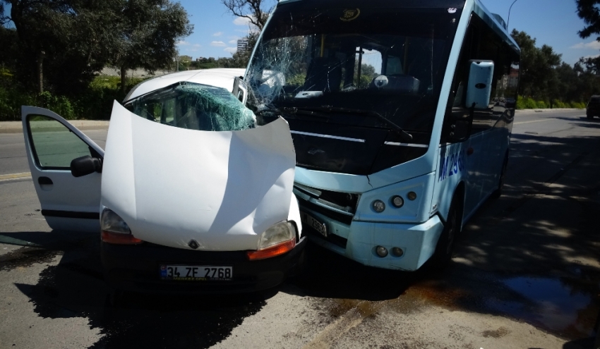 Kartal’da minibüs ile otomobil çarpıştı: 1 yaralı