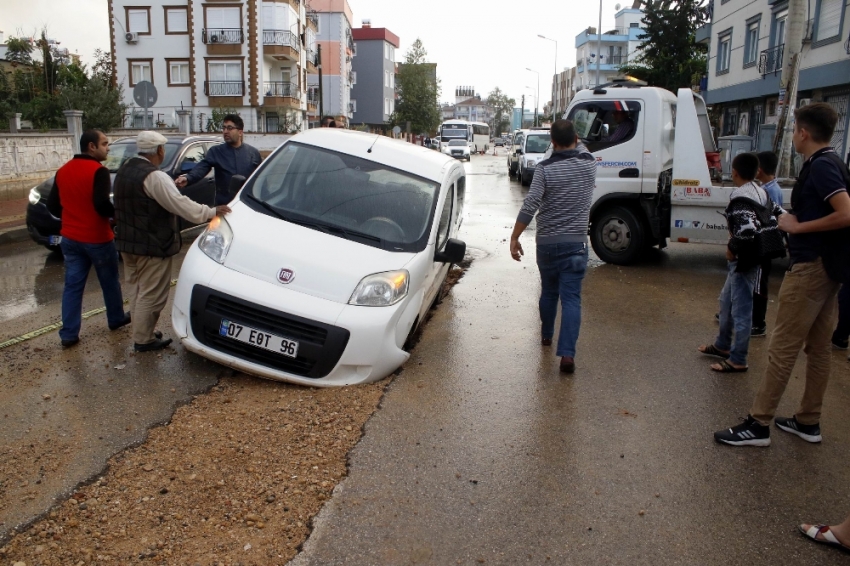 Yol çöktü: 2 araç mahsur kaldı