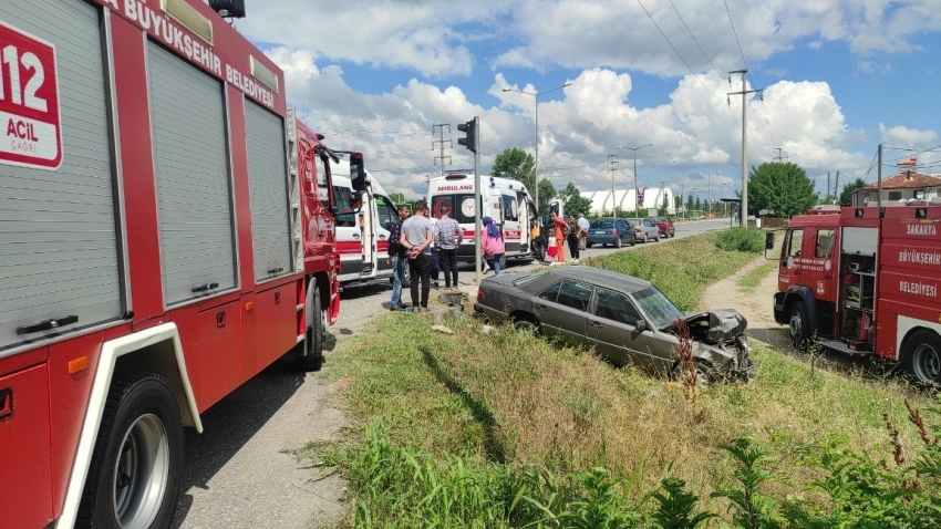 Otomobil, ışıklarda bekleyen 2 araca çarparak araziye düştü: 3 yaralı