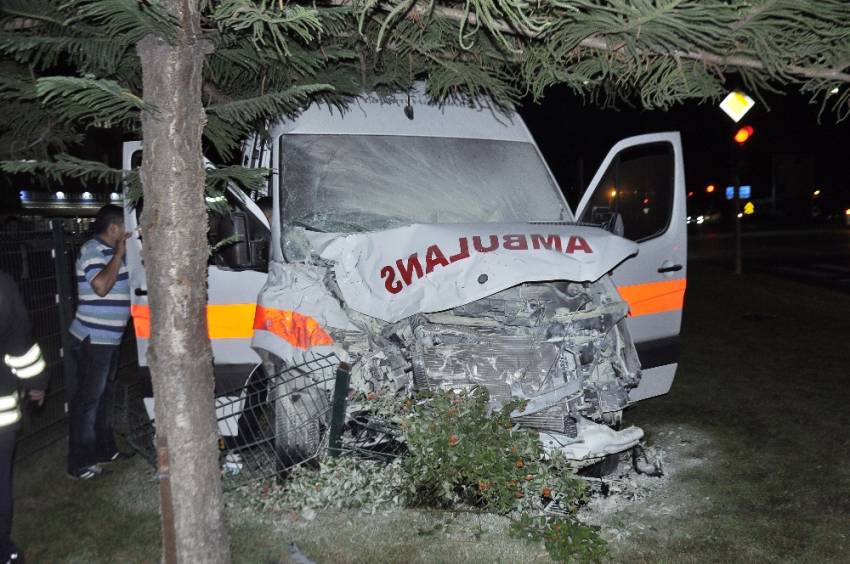 Hasta taşıyan ambulans minibüsle çarpıştı: 7 yaralı