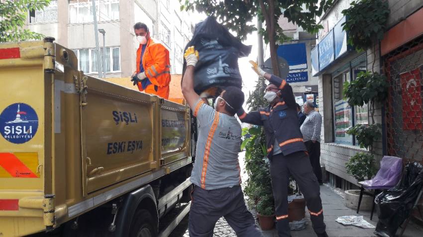 Şişli’deki çöp evden 1 kamyon çöp çıktı