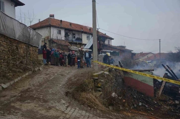 29 koyunun telef olduğu ev ve ağıl yangınında maddi zarar ortaya çıktı
