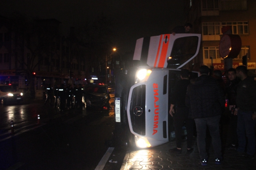 Ambulans ile polis aracı çarpıştı: 5 yaralı