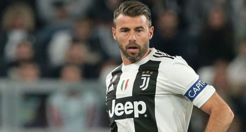 Barzagli veda etti