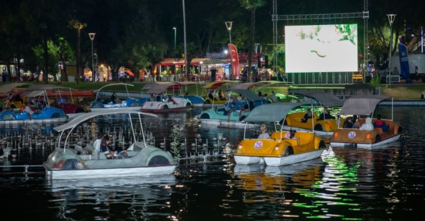 Bursa'da su üstünde sinema keyfi