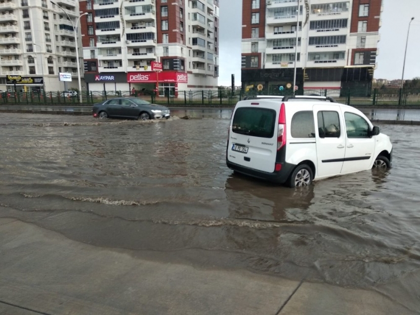 Diyarbakır’da sağanak yağış hayatı olumsuz etkiledi