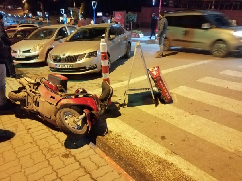 Motosiklet ile otomobil çarpıştı: 1 yaralı