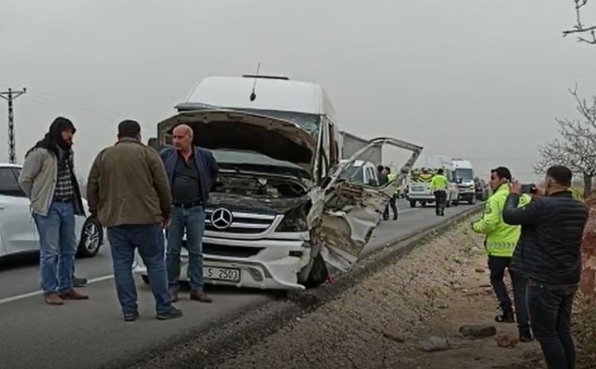 Öğrenci servisi ile TIR çarpıştı: 4 yaralı