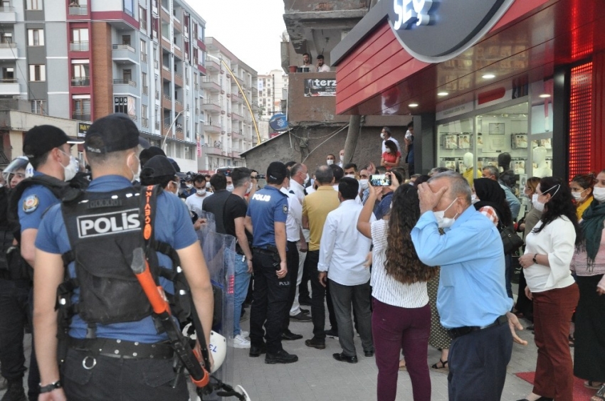 Şırnak anneleri ile HDP’liler arasında gerginlik