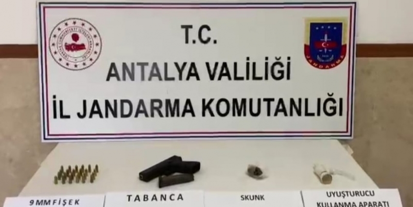 Şüphelinin terk ettiği araçta uyuşturucu ve tabanca bulundu