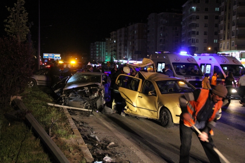 Düğün konvoyunda zincirleme kaza: 22 yaralı