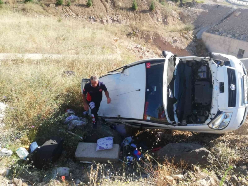 Hafif ticari araç şarampole devrildi: 3 yaralı