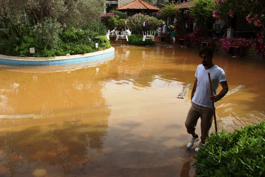 Bodrum’da ana su borusu patladı, oteller boşaltıldı