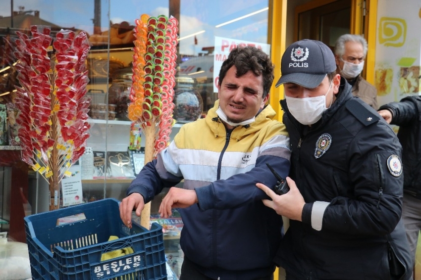 O gözyaşlarına boğuldu, meraklı vatandaşlar koronayı hiçe saydı