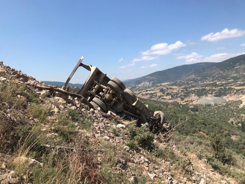 Baraj inşaatında kamyon 80 metrelik uçuruma yuvarlandı