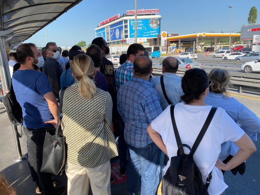 Metrobüslerde ve duraklarda dikkat çeken yoğunluk