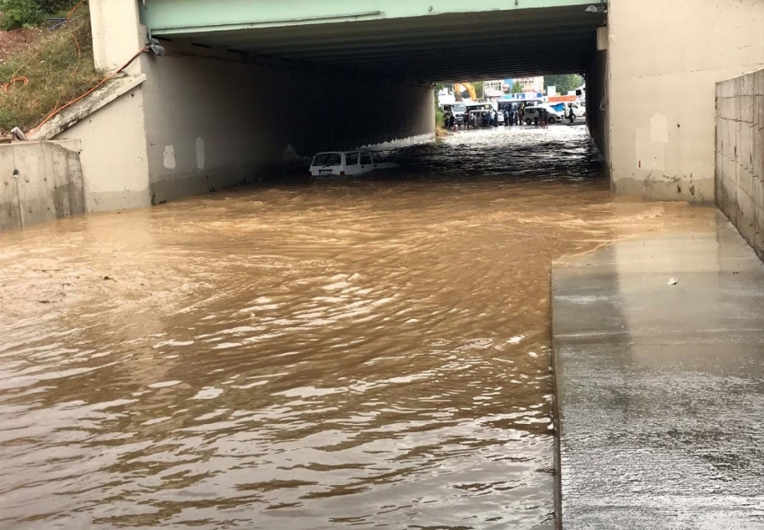 İstanbul’da araç alt geçitte mahsur kaldı