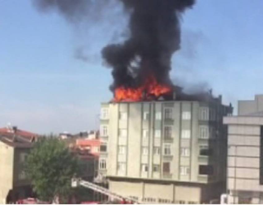 Bağcılar’da apartmanın çatısı alev alev yandı