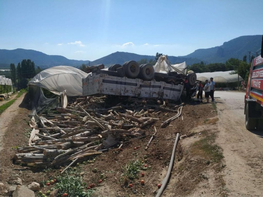 Odun yüklü kamyon seraya devrildi: 2 yaralı