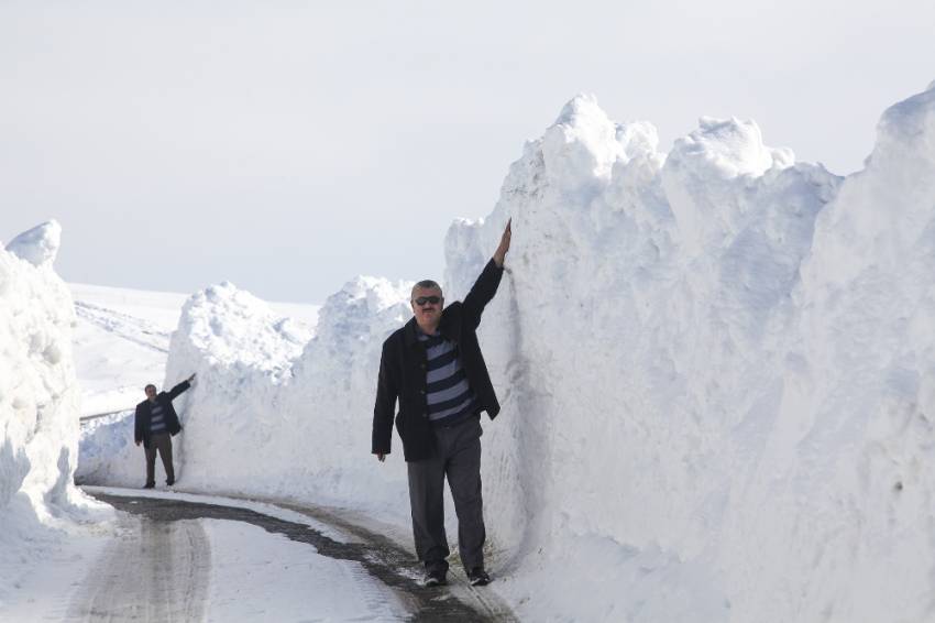 Bitlis’te kar kalındığı 3 metreyi aştı