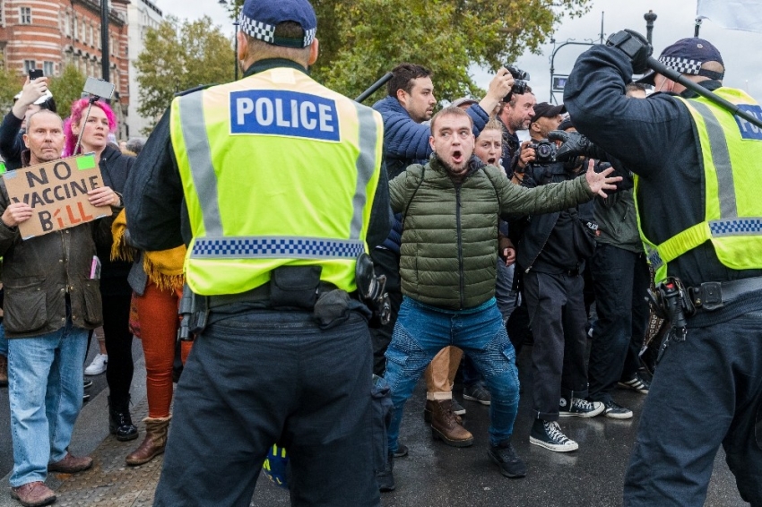 Londra’da binlerce kişi korona virüs kısıtlamalarını protesto etti