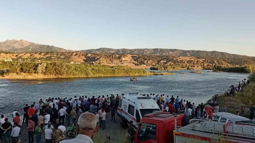 Küçük çocuğu kurtarmak isterken Murat Nehri’nde kayboldu